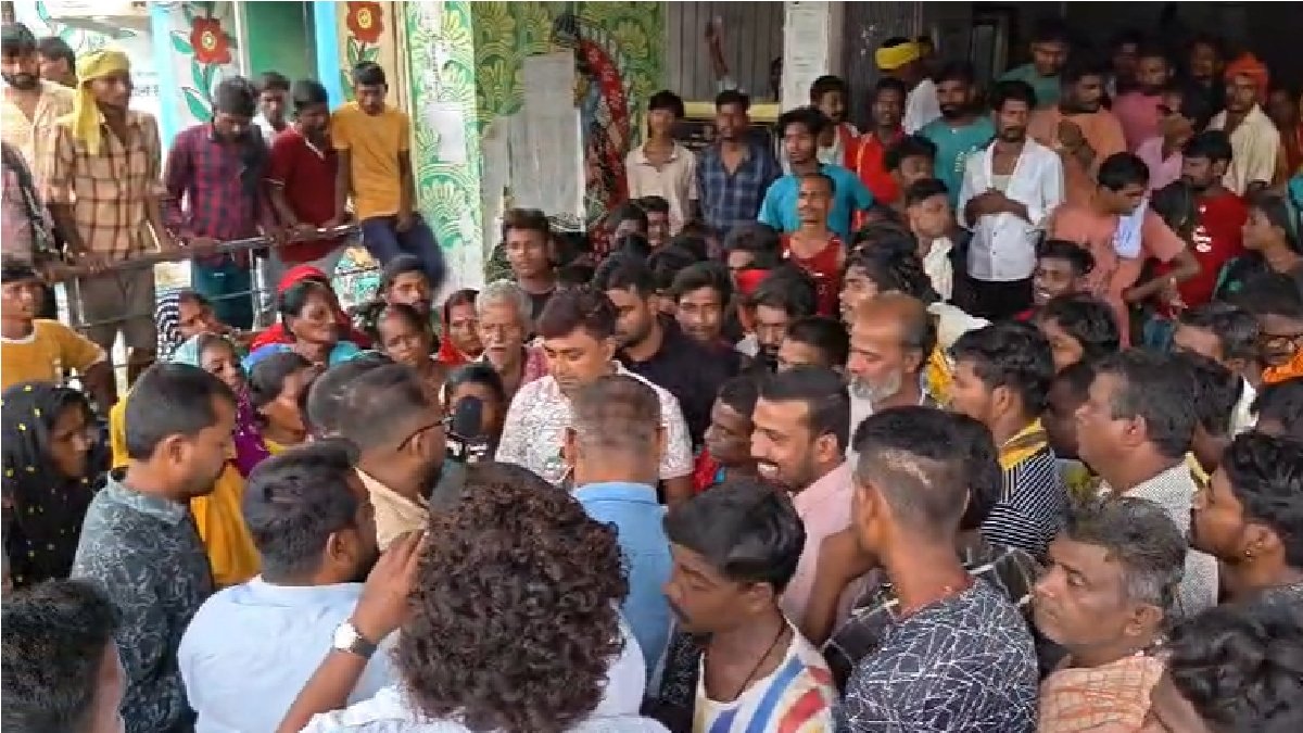 सहरसा नगर निगम में सफाई कर्मियों का प्रदर्शन, फर्जी नियुक्ति और वेतन भुगतान को लेकर किया धरना